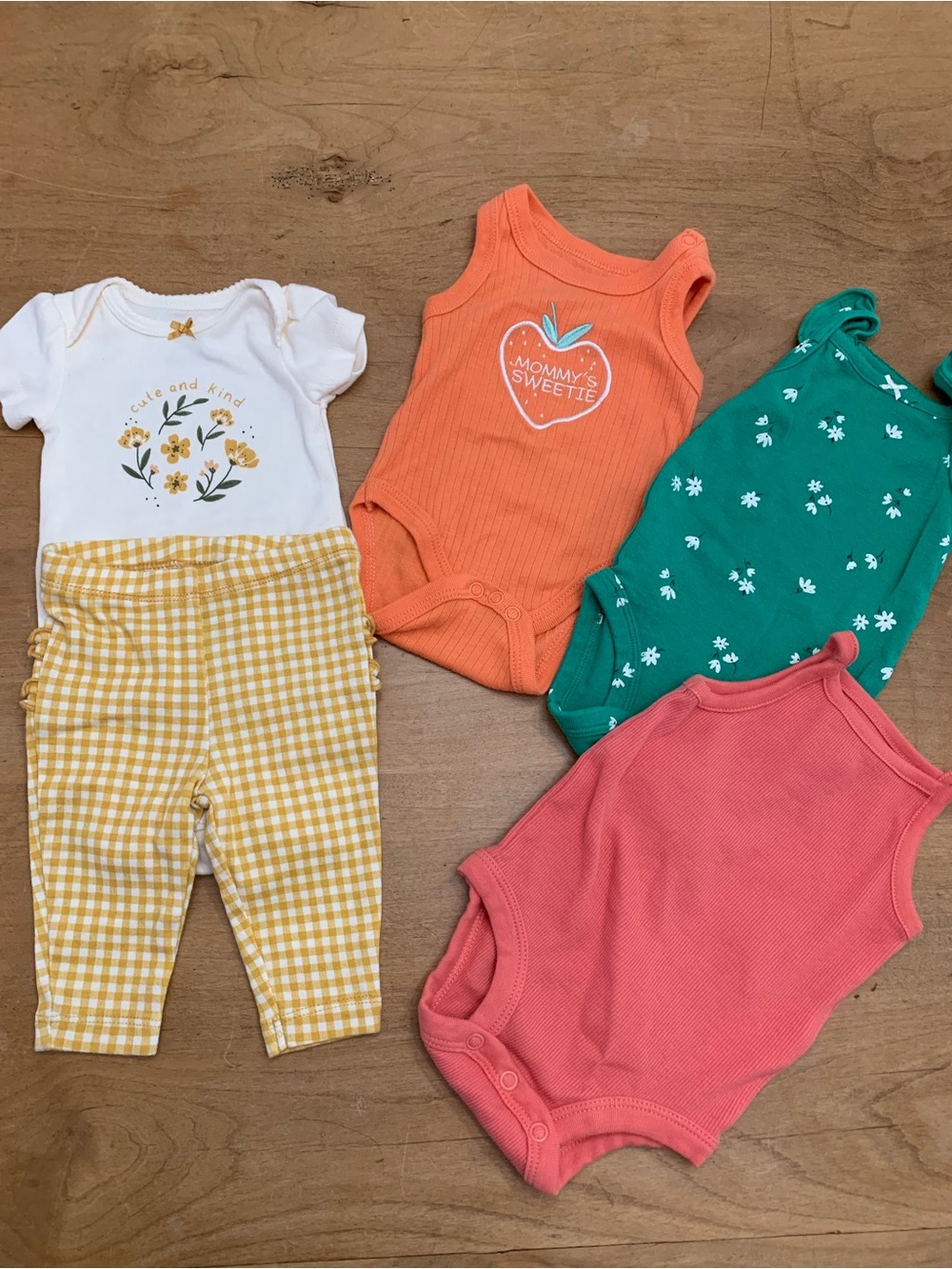 4 Baby One Piece Outfits in a Variety of Colors Size 3 months